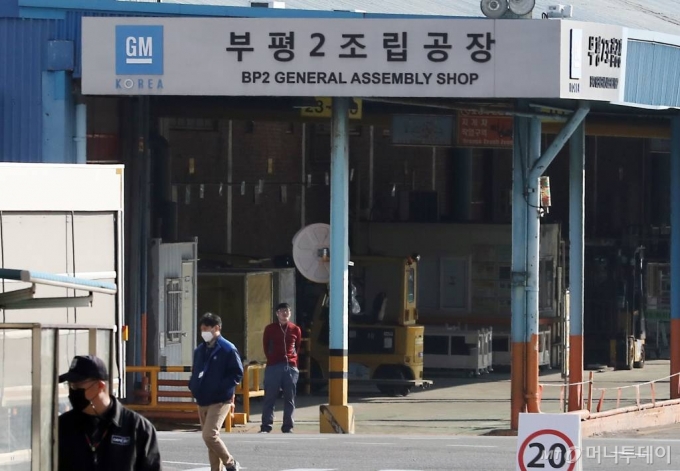 한국GM 부평2공장. 한국GM은 차량용 반도체 품귀 문제로 부평2공장 가동을 절반 수준으로 낮췄다. 한국GM은 지난 8~16일 1000대가량의 생산 차질을 빚은 데 이어 오는 3월 중순까지 차량 생산에 총 5000대 안팎의 구멍이 생길 것으로 예측했다. /뉴시스
