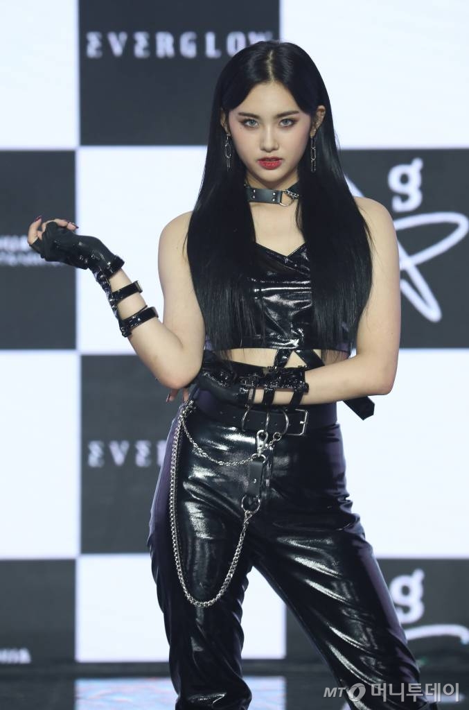 얘가 너랑 XX하고 싶대"…에버글로우 아샤, 성적 발언 '학폭' 의혹 - 머니투데이
