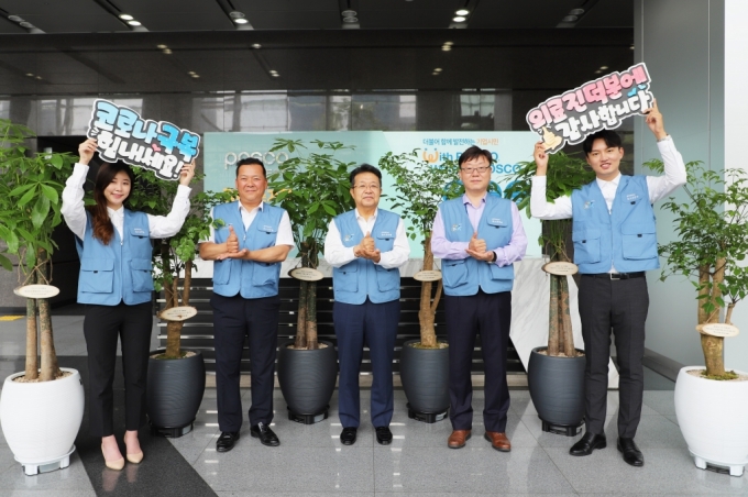 한성희 포스코건설 대표(가운데)와 임직원들이 사회공헌 활동을 한 뒤 기념촬영을 하고 있다. /사진=포스코건설