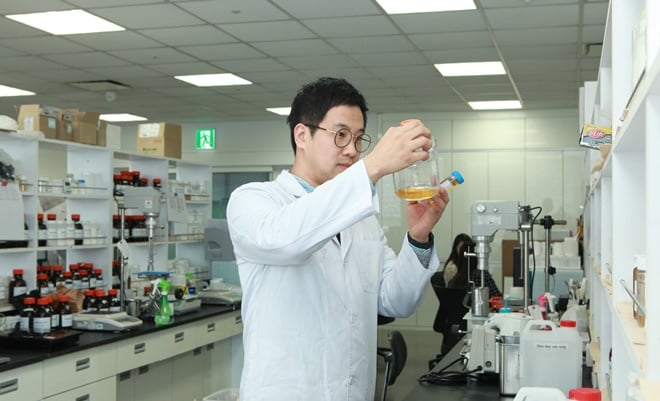 한 코스맥스 연구원이 연구원에서 실험을 하고 있다/사진=코스맥스