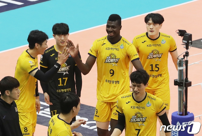 21일 경기 의정부체육관에서 열린 프로배구 도드람 2020-2021 V리그 KB손해보험과 OK금융그룹의 경기에서 3라운드를 마친 KB 선수들이 환호하고 있다. 2021.2.21/뉴스1 © News1 이성철 기자