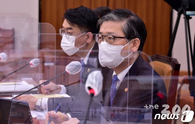 변창흠 국토교통부 장관이 22일 서울 여의도 국회에서 열린 국토교통위원회 전체회의에 출석해 의원 질의에 답변하고 있다. /사진=뉴스1