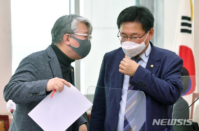 국회 교통위원회 여야 간사인 조응천 더불어민주당 의원, 이헌승 국민의힘 의원이 3일 서울 여의도 국회에서 열린 국토교통위원회 전체회의서 대화하고 있다. (공동취재사진) /사진=뉴시스