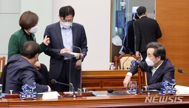 이낙연 더불어민주당 대표가 16일 오후 청와대에서 화상회의 형식으로 열린 국토교통부 2021년 업무보고에 참석해 홍익표 정책위의장, 진선미 국회 국토교통위원장, 김태년 원내대표와 대화하고 있다. /사진=뉴시스