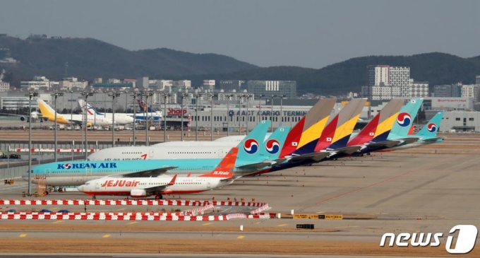 (인천공항=뉴스1) 구윤성 기자 = 신종 코로나바이러스 감염증(코로나19)의 세계적 확산이 1년 가까이 이어지면서 항공업계의 새해 하늘길도 '울상'이다. 3일 인천국제공항에 항공기들이 세워져 있다. 2021.1.3/뉴스1