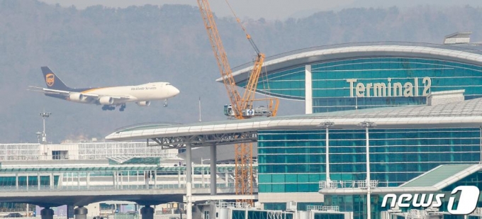 (인천=뉴스1) 안은나 기자 = 31일 인천국제공항 전망대에서 바라본 계류장에 UPS 화물기가 착륙하고 있다. 신종 코로나바이러스 감염증(코로나19) 여파로 공항 이용객은 줄었지만 한진물류연구원은 반도체, 코로나 백신 수송 등으로 올해 항공화물시장이 최대 5.1% 성장할 것으로 내다봤다. 2021.1.31/뉴스1