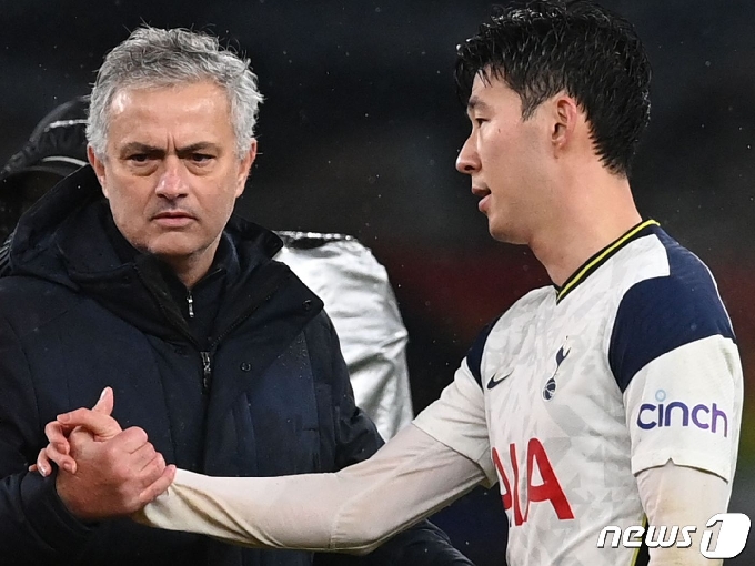 조제 모리뉴 토트넘 홋스퍼 감독과 손흥민. © AFP=뉴스1