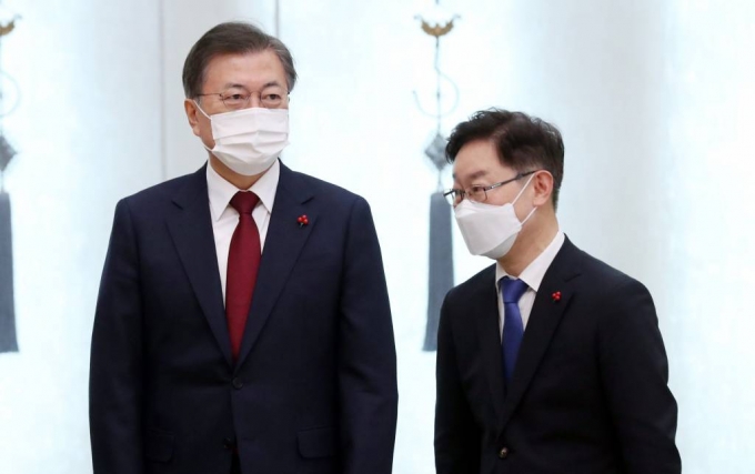 문재인 대통령이 29일 오후 청와대에서 박범계 신임 법무부장관에게 임명장을 수여한 후 기념촬영을 끝내고 있다. 2021.01.29. /사진제공=뉴시스