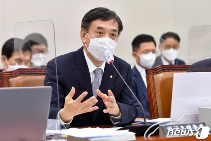이주열 한국은행 총재(왼쪽)가 23일 오전 서울 여의도 국회에서 열린 기획재정위원회 전체회의에서 의원들의 질의에 답변하고 있다. /사진=뉴스1