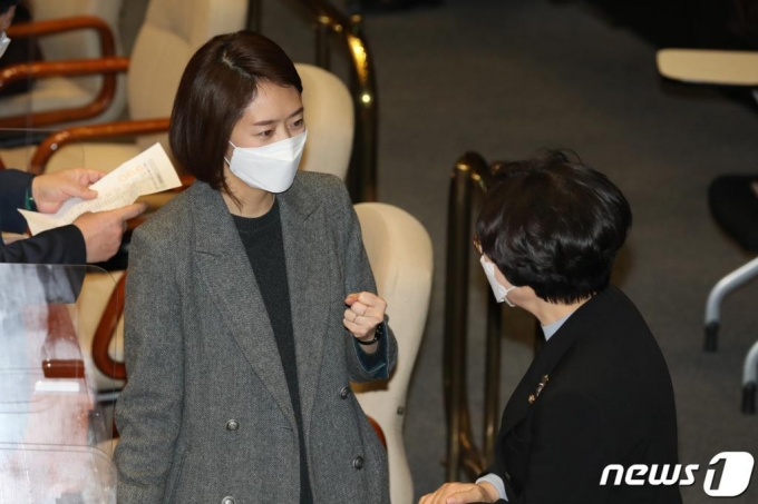 고민정 더불어민주당 의원이 지난 4일 국회 본회의장에서 김상희 국회 부의장과 대화를 나누고 있다. /사진=뉴스1