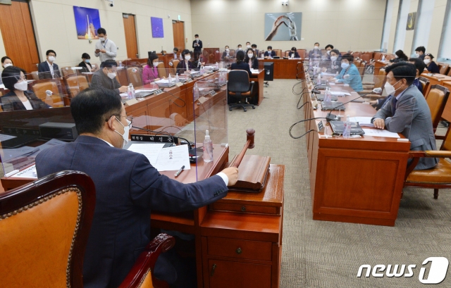 국회 과학기술정보방송통신위원회 박성중 정보통신방송법안소위원장이 지난해 9월 10일 오전 서울 여의도 국회에서 열린 회의에서 산회를 선포하고 있다. /사진=뉴스1.