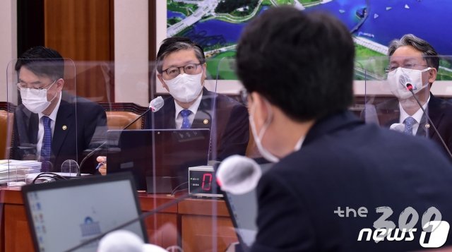 변창흠 국토교통부 장관이 22일 서울 여의도 국회에서 열린 국토교통위원회 전체회의에 출석해 의원 질의에 답변하고 있다. /사진=뉴스1
