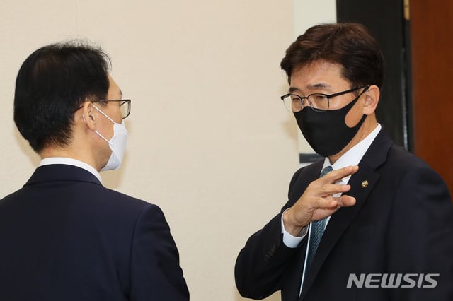 고용진(오른쪽) 국회 기재위 조세소위원장과 임재현 기획재정부 세제실장이 지난해 11월27일 서울 여의도 국회에서 열린 기획재정위원회 조세소위원회에서 논의하고 있다. / 사진제공=뉴시스