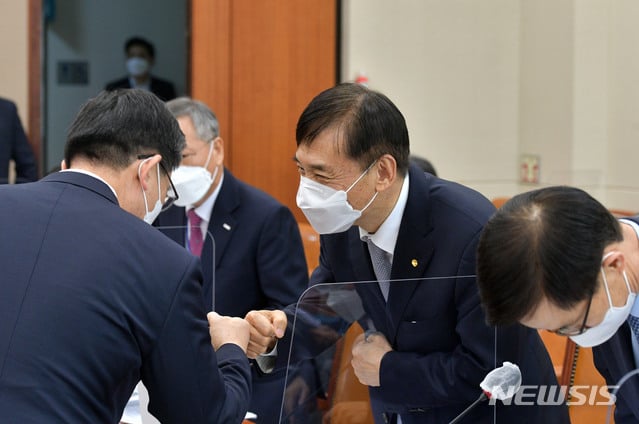 이주열 한국은행 총재가 23일 국회에서 열린 기획재정위원회의 전체회의에 출석, 회의 시작에 앞서 의원들과 인사를 나누고 있다. / 사진제공=뉴시스