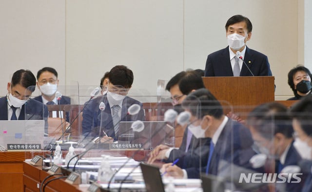 이주열 한국은행 총재가 23일 서울 여의도 국회에서 열린 기획재정위원회의 전체회의에 출석, 업무보고를 하고 있다. / 사진제공=뉴시스