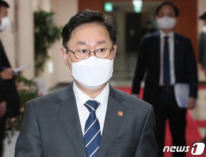 (서울=뉴스1) 송원영 기자 = 박범계 법무부 장관이 23일 오전 서울 종로구 정부서울청사에서 열린 영상 국무회의에 참석하고 있다. 2021.2.23/뉴스1