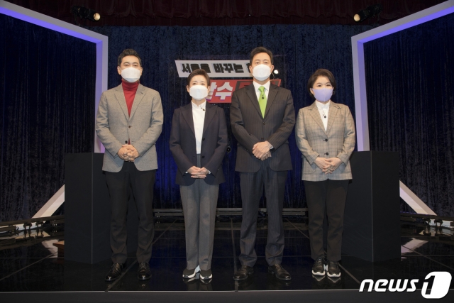 (서울=뉴스1) 국회사진취재단 = 오신환·나경원·오세훈·조은희 국민의힘 서울시장 예비후보(왼쪽부터)가 23일 서울 용산구 백범김구기념관에서 열린 국민의힘 서울시장 예비후보 3차 맞수토론에서 기념촬영을 하고 있다. 2021.2.23/뉴스1