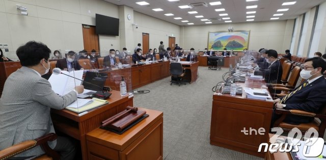 (서울=뉴스1) 박세연 기자 = 김병욱 정무위 법안심사소위원장이 23일 서울 여의도 국회에서 열린 정무위 법안심사제1소위원회의를 주재하고 있다. 2021.2.23/뉴스1