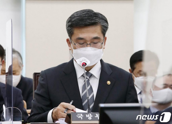 서욱 국방부 장관이 23일 오후 서울 여의도 국회에서 열린 국회 국방위원회 전체회의에서 생각에 잠겨 있다./사진=뉴스1