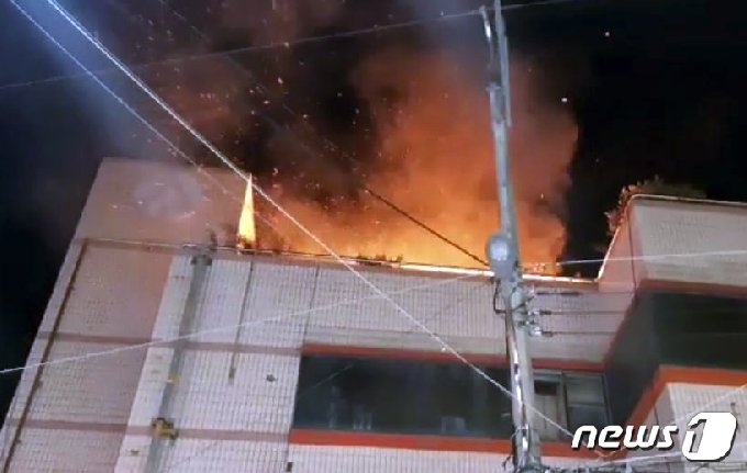 [사진] 순천동부상설시장 상가 옥상서 화재