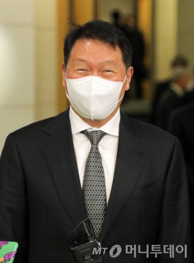 최태원 서울상공회의소 회장이 23일 오전 서울 중구 대한상의에서 열린 서울상의 의원총회를 마친 뒤 취재진 질문에 답하고 있다. / 사진=이기범 기자 leekb@