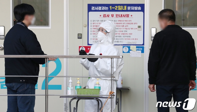 충남 천안시청에 마련된 선별진료소에서 의료진이 분주한 모습을 보이고 있다. © News1 김기태 기자