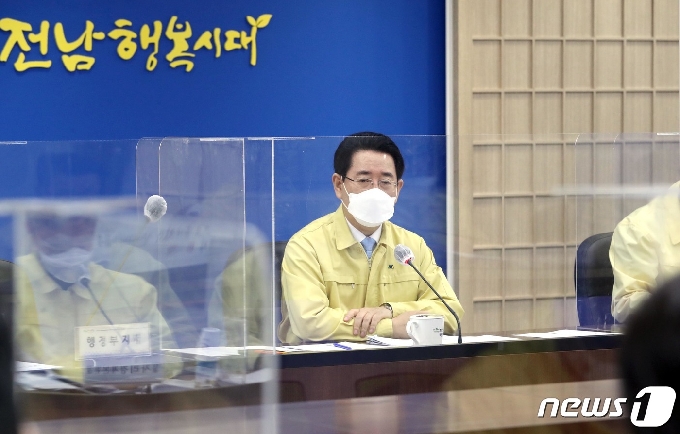 김영록 전라남도지사가 23일 오전 도청 서재필실에서 실국장 정책회의를 주재하고 있다. 김 지사는 “코로나19 백신 접종을 안전하고 신속하게 빈틈없이 준비하고, 전국 동시다발 산불발생과 관련 산불예방 홍보 및 감시체계를 강화하라”고 당부했다. © News1 전원 기자