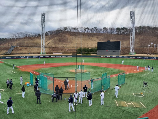 24일 울산 문수구장에서 열린 두산의 캠프 첫 라이브 배팅 모습. /사진=김동영 기자