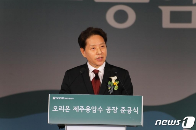 담철곤 오리온그룹 회장이 2019년 12월 제주시 구좌읍 한동리 제주용암해수산업단지에서 열린 '오리온 제주용암수' 공장 준공식에서 환영사를 하는 모습/사진= 뉴스1