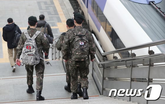 코로나 검사 받고 휴가 복귀' 軍지침에…군인들 월급 쪼개 검사 - 머니투데이