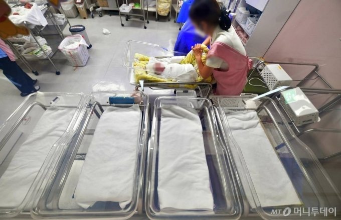 지난달 4일 경기 수원시 한 병원 신생아실의 모습. /사진=뉴시스