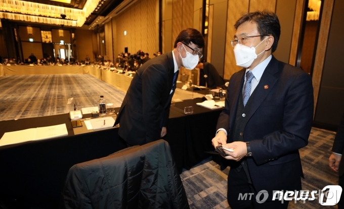 (서울=뉴스1) 이동해 기자 = 권덕철 보건복지부 장관이 24일 오후 서울 종로구 포시즌스 호텔에서 열린 '제2차 국민연금기금운용위원회'에 입장하며 참석자들과 인사를 나누고 있다.. 2021.2.24/뉴스1