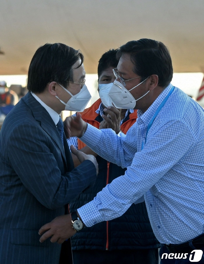 [사진] 백신 도착에 中 대사와 악수하는 볼리비아 대통령