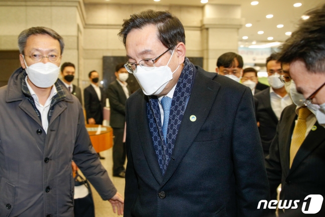 손태승 우리금융그룹 회장이 25일 오후 서울 여의도 금융감독원에서 열린 사모펀드 관련 제7차 제재심의위원회에 출석하고 있다. 2021.2.25/뉴스1
