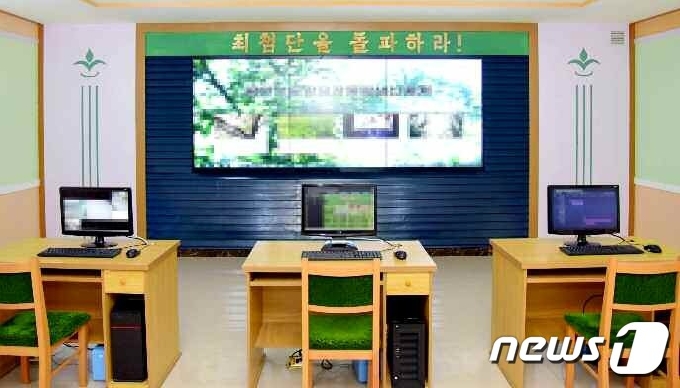 [사진] '최첨단 돌파로 산림복구'…"쓸모 있는 황금산" 강조하는 북한