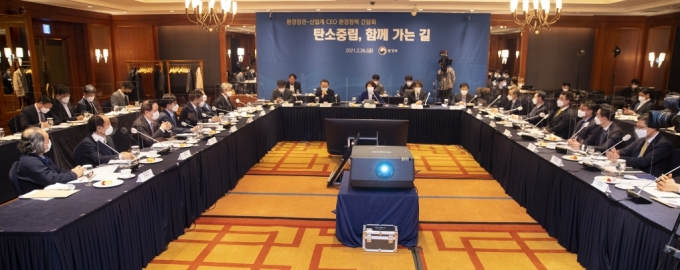 한정애 환경부장관이 26일 오전 서울 강남구 그랜드 인터컨티넨탈 호텔에서 개최된 ‘환경장관-산업계 CEO 환경정책 간담회’에 참석하여, 탄소중립 달성을 위한 기업들의 적극적인 참여를 요청하고, 산업계 애로사항에 대한 지원방안을 논의했다./사진=환경부 제공