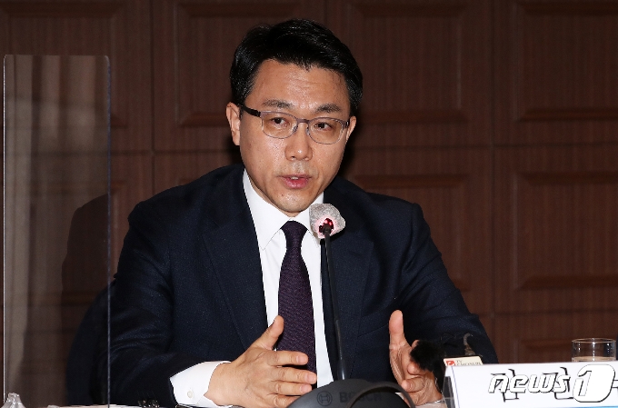 김진욱 고위공직자범죄수사처(공수처) 처장이 25일 오전 서울 중구 프레스센터에서 열린 관훈포럼에서 '민주공화국과 법의 지배'를 주제로 기조발언을 하고 있다. 공수처 출범 이후 김 처장이 공개 토론에 나서는 건 이번이 처음이다. 2021.2.25/뉴스1 © News1 오대일 기자