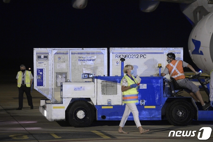 [사진] 아르헨 공항 도착한 중국산 시노팜 백신