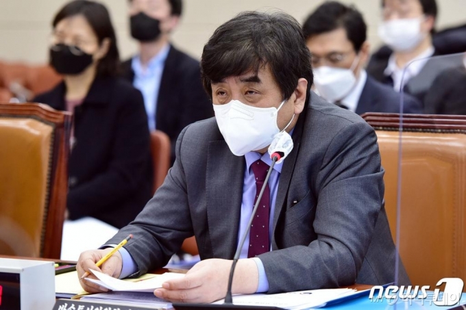 (서울=뉴스1) 박세연 기자 = 한상혁 방송통신위원회 위원장이 18일 국회에서 열린 과학기술정보방송통신위원회 전체회의에서 의원 질의에 답변을 하고 있다. 2021.2.18/뉴스1