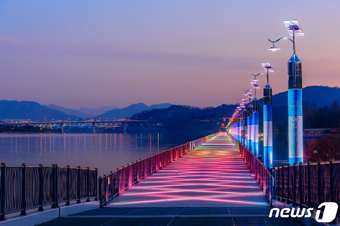14일 충북 충주시가 중앙탑 일원과 수안보족욕길이 한국관광공사의 야간관광지 100선에 선정됐다고 밝혔다. 사진은 탄금호.(충주시 제공)2020.4.14/© 뉴스1