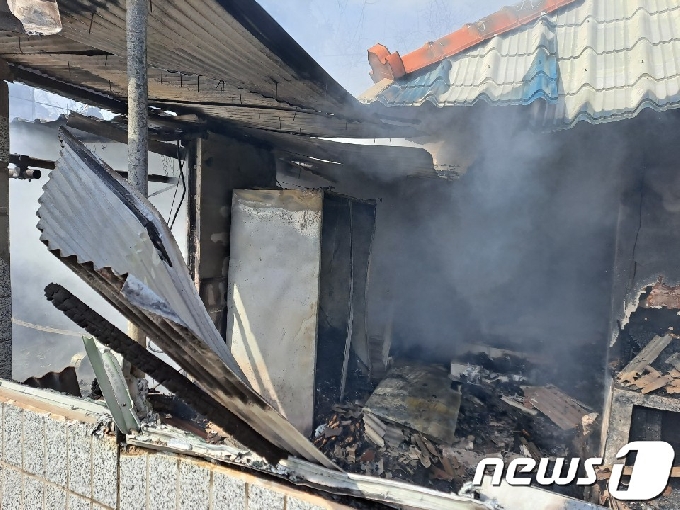 여수 군장마을서 단독주택 화재…취침 중이던 80대 남성 대피 - 머니투데이