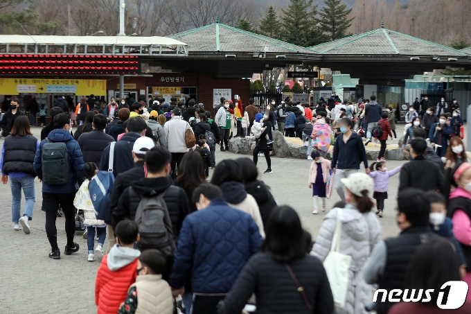 [사진] 포근한 날씨에 나들이 나선 시민들