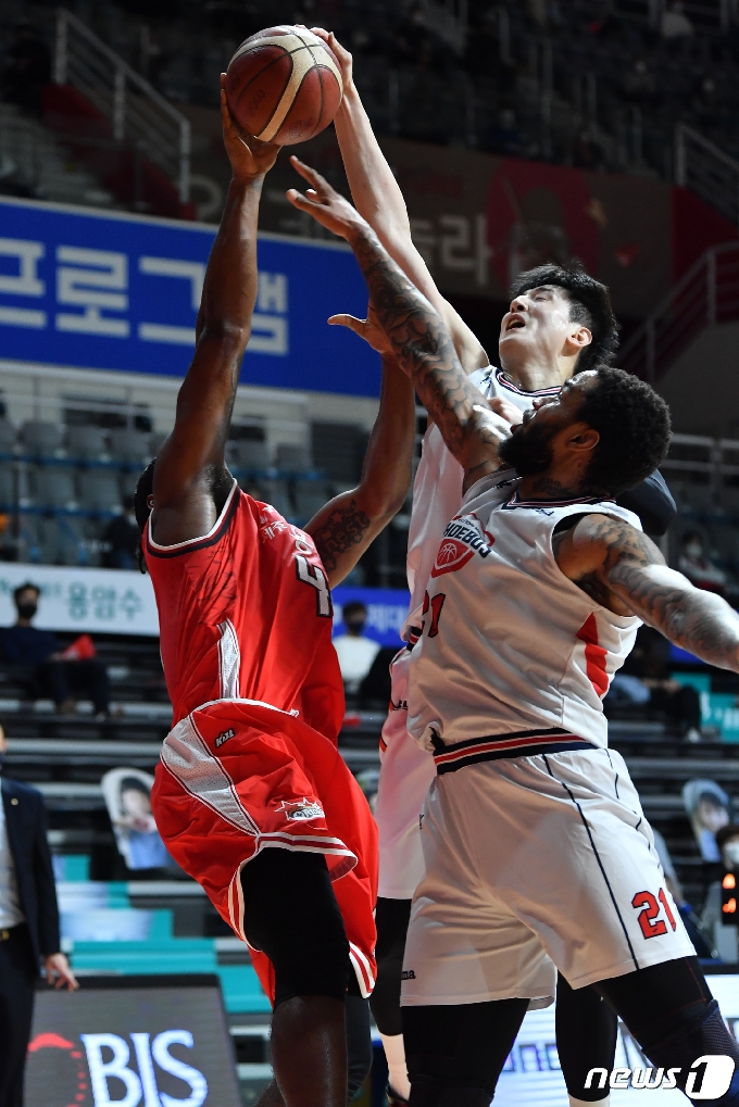 프로농구 울산 현대모비스가 최진수의 결승 덩크슛에 힘입어 오리온을 꺾었다. (KBL 제공)© 뉴스1