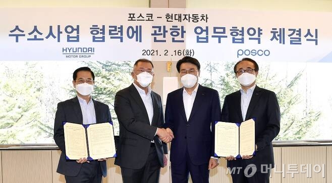 현대차그룹과 포스코그룹이 16일 포항 포스코에서 '수소 사업 협력에 관한 업무협약'을 체결했다.최정우 포스코그룹 회장(사진 오른쪽 두번째), 정의선 현대차그룹 회장(사진 왼쪽 두번째), 유병옥 포스코 산업가스수소사업부장(사진 오른쪽 첫번째), 김세훈 현대차 연료전지사업부장(부사장)(사진 왼쪽 첫번째)이 기념촬영을 하고 있다./사진=현대차-포스코