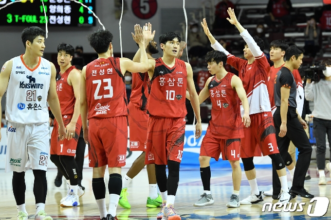 프로농구 안양 KGC 선수들이 1일 안양실내체육관에서 열린 인천 전자랜드와의 2020-21 현대모비스 프로농구 경기에서 승리 후 기뻐하고 있다. (KBL 제공) © 뉴스1