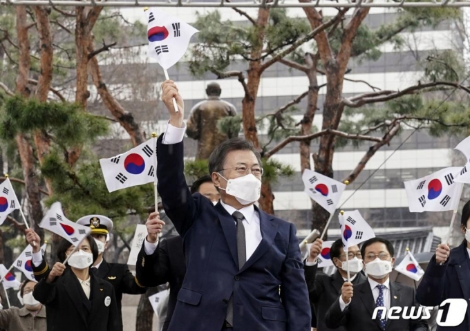 문재인 대통령이 1일 오전 서울 종로구 탑골공원에서 열린 제102주년 3.1절 기념식에서 참석자들과 만세삼창 후 태극기를 흔들고 있다./ 사진=뉴스1