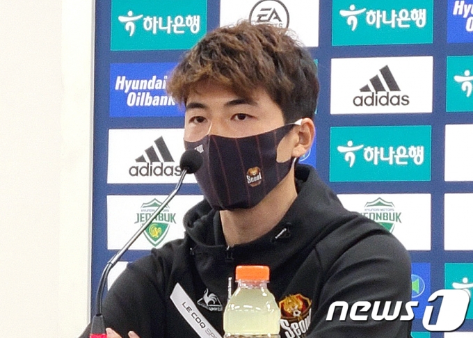 FC서울 기성용이 지난달 27일 전주월드컵경기장에서 열린 전북 현대와의 K리그1 개막전을 마친 뒤 기자회견을 하고 있다. 기성용은 "확실히 말씀드리면 (성폭행은)저와 무관한 일"이라며 "그런 행위를 한 적이 없다. 피해자 쪽에서 나오는 증언에 대해 절대 인정할 수 없다" 며 최근 불거진 성폭행 논란에 대해 전면 부인했다./사진=뉴스1