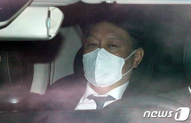 윤석열 검찰총장이 2일 오전 서울 서초구 대검찰청으로 출근하고 있다. /사진=뉴스1.