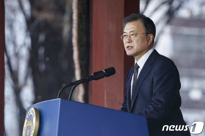 문재인 대통령이 1일 오전 서울 종로구 탑골공원에서 열린 제102주년 3.1절 기념식에서 기념사를 하고 있다. 2021.3.1/뉴스1 © News1 이광호 기자