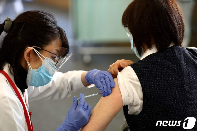 도쿄 의료센터에서 의료 종사자가 화이자·바이오엔테크 코로나19 백신을 접종받고 있다. © AFP=뉴스1
